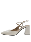 Calzado formal de charol beige con tacón de 7.5 cm, diseño elegante y cómodo para uso diario.