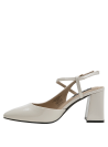 Calzado formal de charol beige con tacón de 7.5 cm, diseño elegante y cómodo para uso diario.