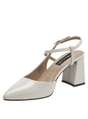 Zapato de mujer en cuero charol beige con taco bloque y punta puntiaguda, ideal para conjuntos formales.