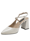 Zapato de mujer en cuero charol beige con taco bloque y punta puntiaguda, ideal para conjuntos formales.