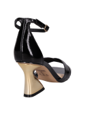 Elegante sandalia de cuero negro, altura de 8 cm, perfecta para realzar la silueta.