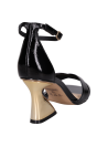 Elegante sandalia de cuero negro, altura de 8 cm, perfecta para realzar la silueta.