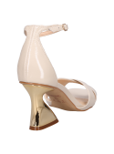 Sandalia de cuero beige con terminaciones limpias, perfecta para salidas.