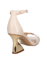 Sandalia de cuero beige con terminaciones limpias, perfecta para salidas.