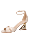 Elegante sandalia de cuero beige, diseño minimalista para ocasiones especiales.