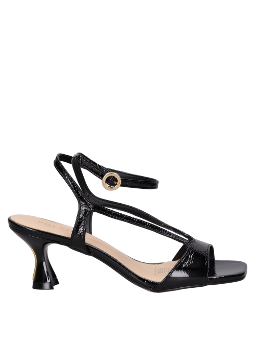 Sandalia de cuero negro con perfil estilizado, adecuada para atuendos casual-chic.