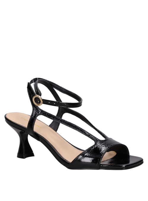 Sandalia de cuero negro con perfil estilizado, adecuada para atuendos casual-chic.