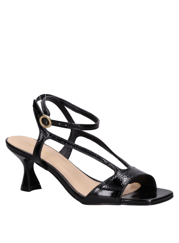 Sandalia de cuero negro con perfil estilizado, adecuada para atuendos casual-chic.