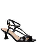 Sandalia de cuero negro con perfil estilizado, adecuada para atuendos casual-chic.