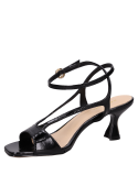 Sandalia negra de cuero con taco aguja y punta abierta, ideal para eventos formales.