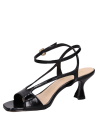 Sandalia negra de cuero con taco aguja y punta abierta, ideal para eventos formales.