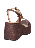 Elegante sandalia de cuero café, cuña alta de 9 cm, versátil para días cálidos.