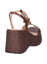 Elegante sandalia de cuero café, cuña alta de 9 cm, versátil para días cálidos.