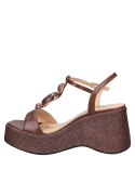 Sandalia café de cuero, estilo casual, perfecta para combinar con vestidos midi o jeans.