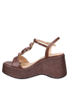 Sandalia café de cuero, estilo casual, perfecta para combinar con vestidos midi o jeans.