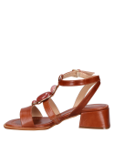 Vista lateral de sandalia camel de cuero, mostrando su diseño versátil para temporada cálida.