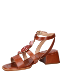 Detalle del taco bloque de 5 cm en sandalia camel, ofreciendo estabilidad y estilo casual.