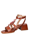 Detalle del taco bloque de 5 cm en sandalia camel, ofreciendo estabilidad y estilo casual.