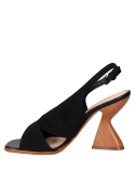 Detalle de capellada lisa en cuero negro, ideal para ocasiones casuales.