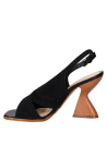 Detalle de capellada lisa en cuero negro, ideal para ocasiones casuales.
