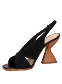 Sandalia de cuero negro minimalista con taco bloque de 10 cm y punta abierta.