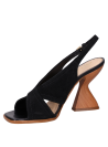 Sandalia de cuero negro minimalista con taco bloque de 10 cm y punta abierta.
