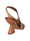 Sandalia café de cuero para mujer, taco bloque 10 cm, diseño atemporal que complementa jeans o chaquetas.