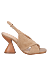 Elegante sandalia beige de taco bloque, cuero liso para un look estilizado.