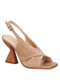 Sandalia de cuero beige, estilo casual, perfecta con jeans o vestidos.