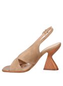 Tacón estable en sandalia beige, ideal para conjuntos casuales de día o noche.