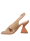 Tacón estable en sandalia beige, ideal para conjuntos casuales de día o noche.
