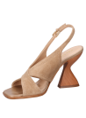 Sandalia de cuero beige para mujer, taco bloque 10 cm, diseño moderno y versátil.