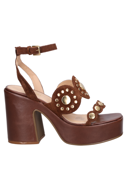 Clásica sandalia de cuero café, perfecta para combinar con jeans o vestidos.