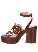 Elegante sandalia café de cuero con tacón de 8 cm y sujeción segura.
