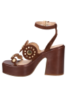 Elegante sandalia café de cuero con tacón de 8 cm y sujeción segura.