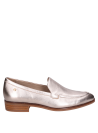 Mocasín de cuero plateado para mujer, estilo casual chic con acabado metálico brillante.