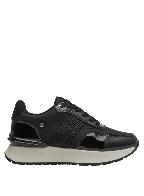 perfil elegante y versátil de zapatilla negra para mujer