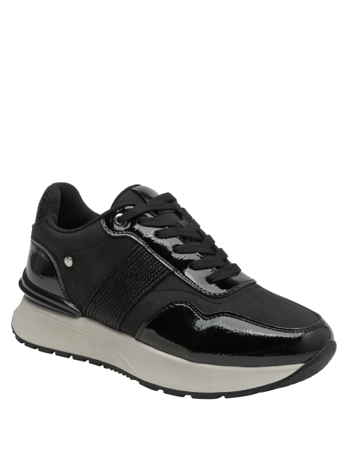 perfil elegante y versátil de zapatilla negra para mujer