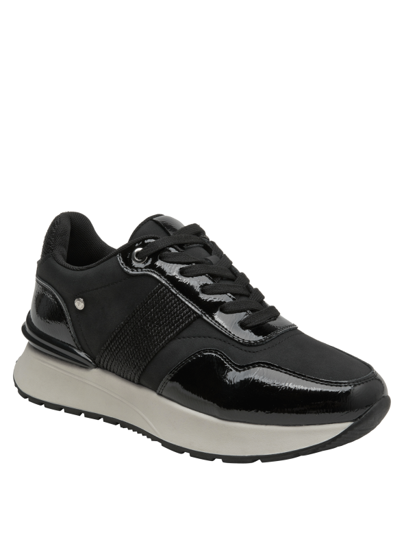 perfil elegante y versátil de zapatilla negra para mujer