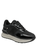 perfil elegante y versátil de zapatilla negra para mujer