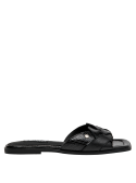 Sandalia plana negra de cuero para mujer, ideal para combinar con outfits casuales.