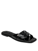 Zapato de cuero negro para mujer, con forro de microfibra y detalles depurados.