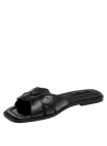 Sandalia de cuero negro para mujer con diseño minimalista y punta abierta.