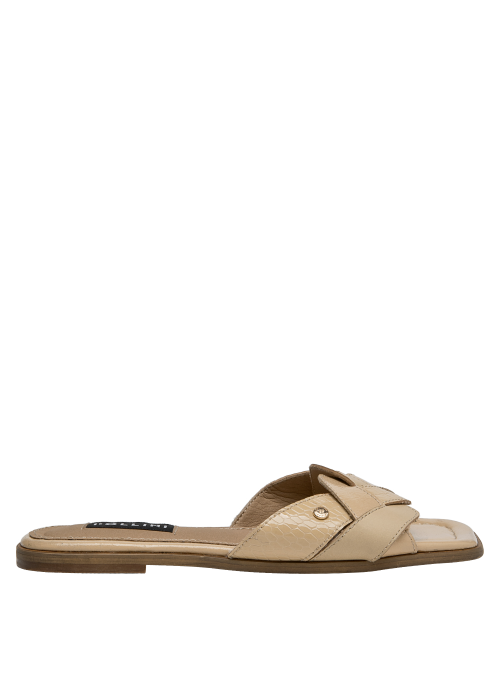 Sandalia de cuero beige con taco de 1 cm, perfecta para combinar con diversos estilos.
