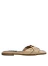 Sandalia casual beige de cuero, ofrece confort y estilo para cualquier ocasión.