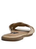 Diseño minimalista de sandalia beige para mujer, ideal para un look versátil.