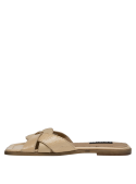 Calzado casual beige en cuero con forro de microfibra suave y suela plana.