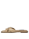 Calzado casual beige en cuero con forro de microfibra suave y suela plana.