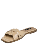 Sandalia plana de cuero beige para mujer con punta abierta y capellada limpia.