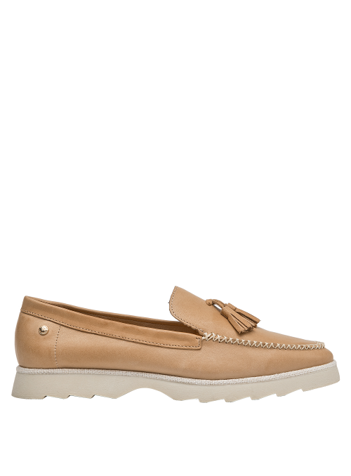 Mocasín camel de cuero con capellada que facilita combinaciones formales y casuales.